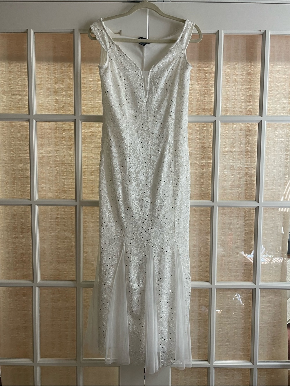 White Lace Mermaid Gown w Shimmering Sequin-Embellishment- Size Small
